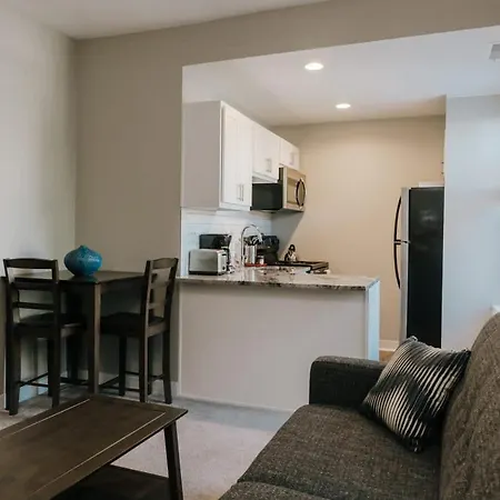 4 Modern Apts Near Nightlife & Attractions